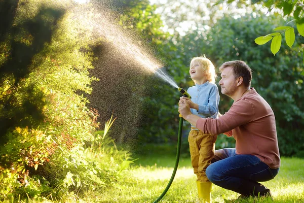 Niño Divertido Con Padre Regando Plantas Jugando Con Manguera Jardín — Foto de Stock