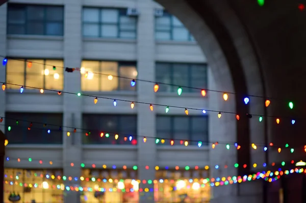 New York Manhattan Noel Arifesinde Çok Renkli Çelenk Işıklarının Fotoğrafı — Stok fotoğraf