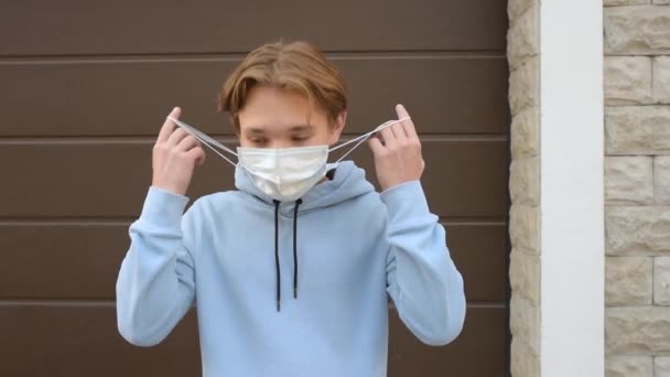 Felice Ragazzo Adolescente Decollare Maschera Dopo Fine Dell Epidemia Covid — Video Stock