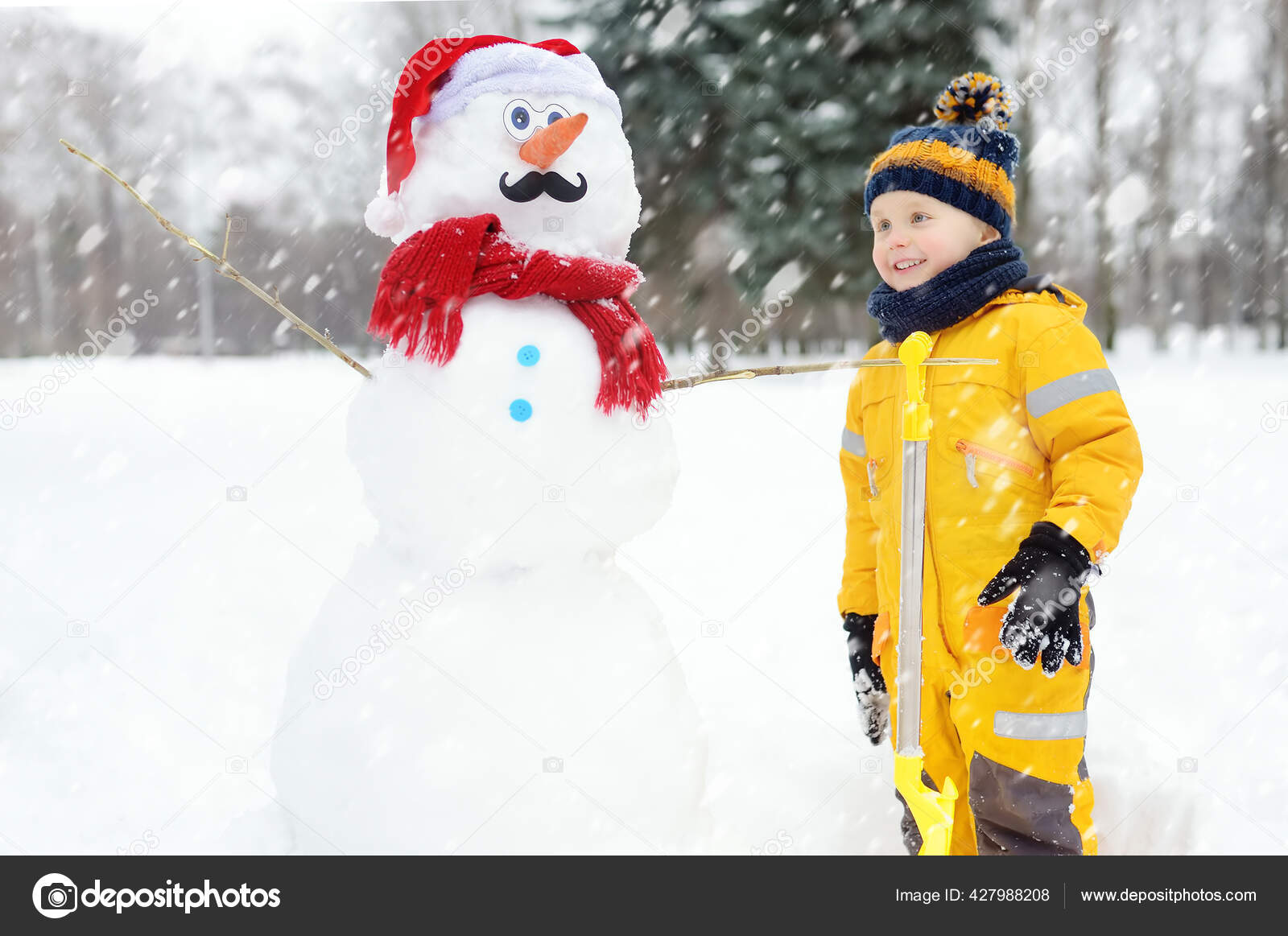 Petit Garcon Jouant Avec Bonhomme Neige Drole Loisirs Plein Air Image Libre De Droit Par Mary Smn C Petit Garcon Jouant Avec Bonhomme Neige Drole Loisirs Plein Air Image Libre De Droit Par Mary Smn C