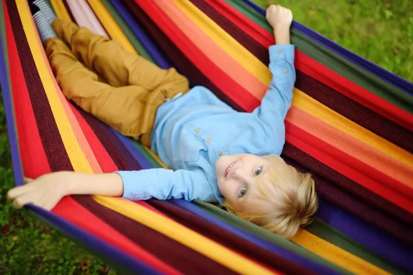 Leuke Kleine Blonde Kaukasische Jongen Ontspannen Plezier Hebben Veelkleurige Hangmat — Stockfoto