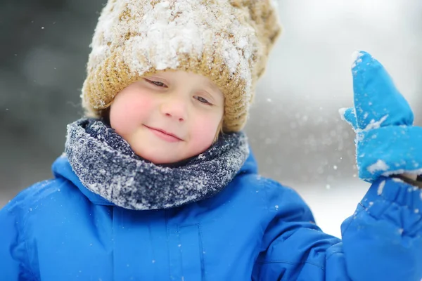 Porträt Eines Lustigen Kleinen Jungen Blauer Winterkleidung Der Bei Schneefall — Stockfoto