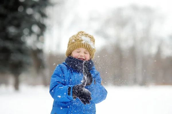 Küçük Çocuk Kar Yağışında Taze Karla Oynarken Eğleniyor Kartopu Savaşı — Stok fotoğraf