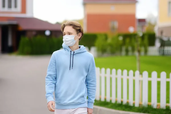 Tienerjongen Zette Gezichtsmasker Omdat Tweede Golf Van Covid Epidemie Begon — Stockfoto