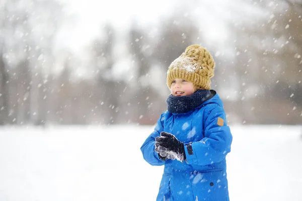 Menino Divertindo Brincando Com Neve Fresca Durante Neve Luta Bolas — Fotografia de Stock