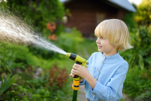 Divertido Niño Regando Plantas Jugando Con Manguera Jardín Con Aspersor —  Fotos de Stock