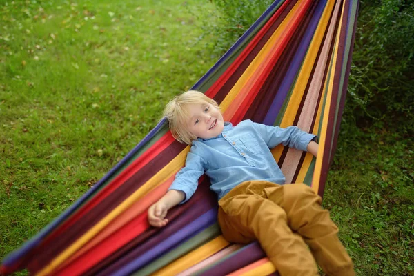 Leuke Kleine Blonde Kaukasische Jongen Die Plezier Heeft Met Veelkleurige — Stockfoto