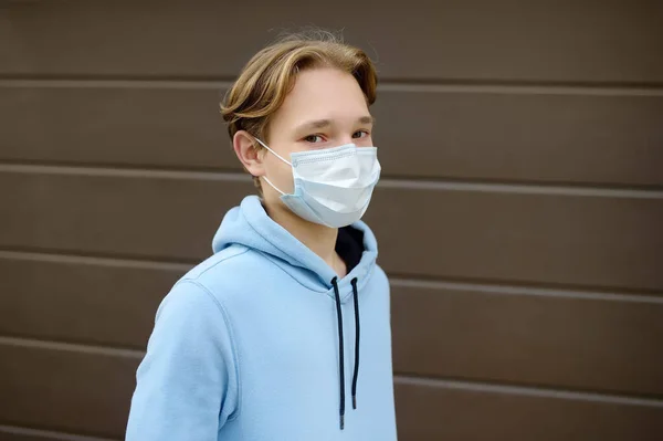 Een Tiener Zette Een Gezichtsmasker Omdat Tweede Golf Van Covid — Stockfoto