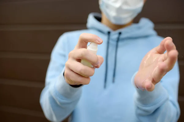 Teenager Mit Mundschutz Mit Desinfektionsmittel Weil Die Zweite Welle Der — Stockfoto