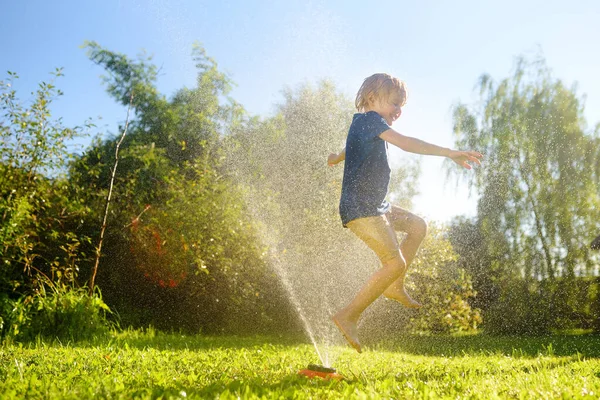 Engraçado Menino Brincando Com Aspersor Jardim Quintal Ensolarado Criança Pré — Fotografia de Stock