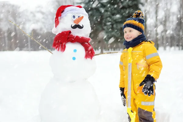 Kleiner Junge Spielt Mit Lustigem Schneemann Aktive Freizeitgestaltung Freien Mit — Stockfoto