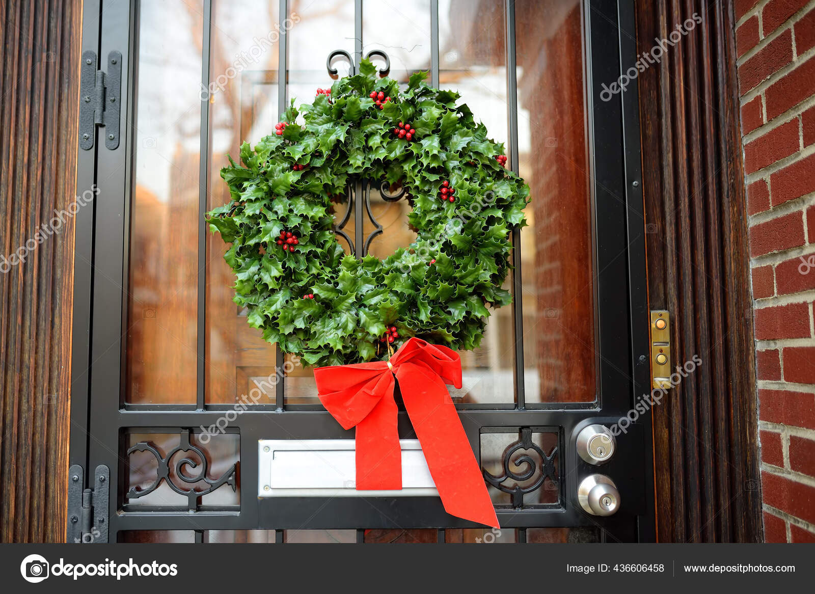 Grinalda Verde Natal Com Fita Vermelha Porta Frente Entrada Para fotos,  imagens de © mary_smn #436606458