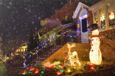 New York, ABD 'deki Dyker Heights mahallesinde Noel ve yeni yıl tatilleri için dekore edilmiş bir cadde. New York 'ta Xmas arifesinde akşam havası.