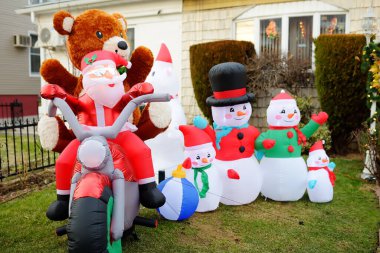 New York, ABD - 25 Aralık 2019: Dyker Heights mahallesinde Noel ve yeni yıl için dekore edilmiş bir sokak, ev ve veranda. New York 'ta Noel arifesinde kış tatili havası.