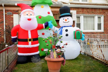 New York, ABD - 26 Aralık 2019: Dyker Heights mahallesinde Noel ve yeni yıl için dekore edilmiş bir sokak, ev ve veranda. New York 'ta Noel arifesinde kış tatili havası.