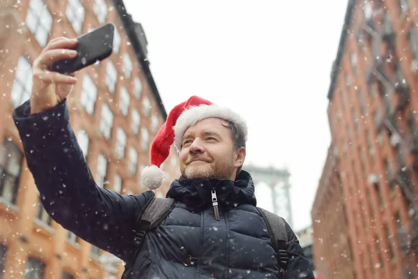 산타클로스 모자를 관광객은 크리스마스 이브에 맨해튼 거리에서 셀피를 마신다 뉴욕에서의 — 스톡 사진
