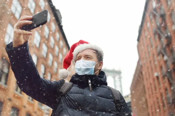 Middelbare Leeftijd Man Toerist Draagt Beschermende Gezichtsmasker Neemt Selfie Straat — Stockfoto