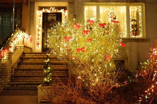 圣诞和新年假期装饰精美的庭院 楼梯和房子 傍晚时分 晶莹的花环闪烁着美丽的光芒 美国一个小镇典型的寒假街道装饰 — 图库照片