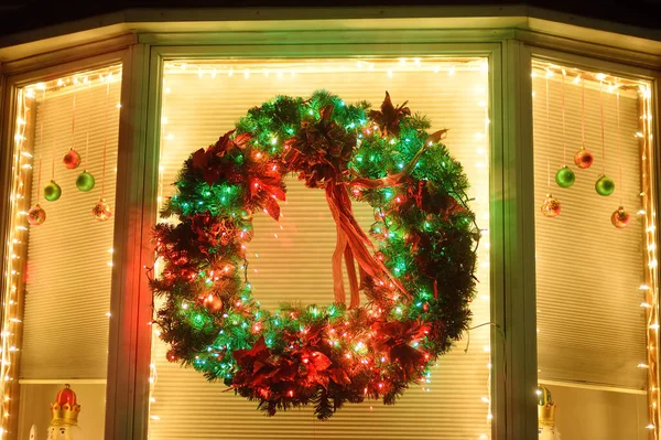 Christmas Green Wreath Ribbon Window Facade House Decorated Winter Holiday — Stock Photo, Image