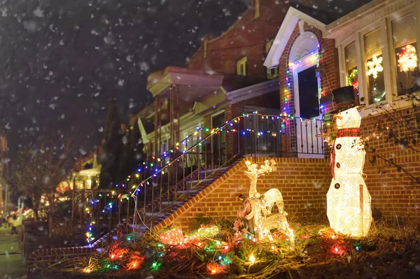 Uma Rua Decorada Para Natal Feriados Ano Novo Bairro Dyker — Fotografia de Stock