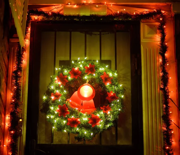 Świąteczny Zielony Wieniec Czerwonymi Dzwonkami Drzwiach Wejście Domu Urządzonego Ferie — Zdjęcie stockowe