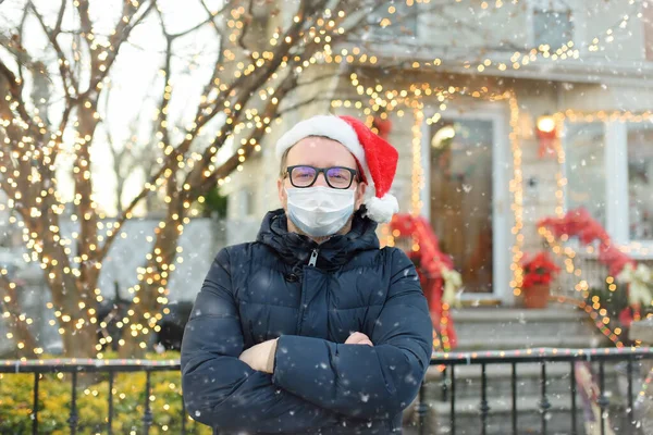 Volwassen Man Draagt Gezichtsmasker Santa Hoed Staan Buurt Van Zijn — Stockfoto