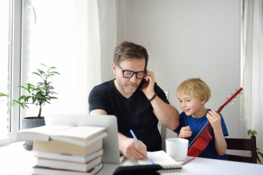 Karantina sırasında dizüstü bilgisayarla çalışan bir adam. Merkez ofis ve ebeveynlik aynı anda. Hiperaktif çocuğu olan bitkin bir ebeveyn. Tecrit sırasında çocuklarla kaos.