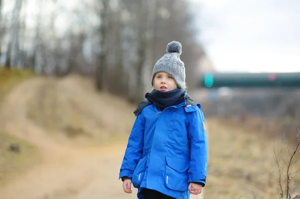 Mały Chłopiec Spacerujący Lesie Wczesną Wiosną Dzieciak Bawi Się Bawi — Zdjęcie stockowe