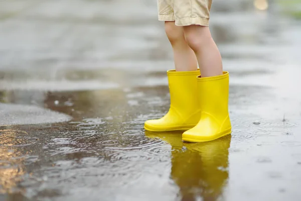 Kleine Jongen Met Gele Rubberen Laarzen Die Regenachtige Zomerdag Een — Stockfoto