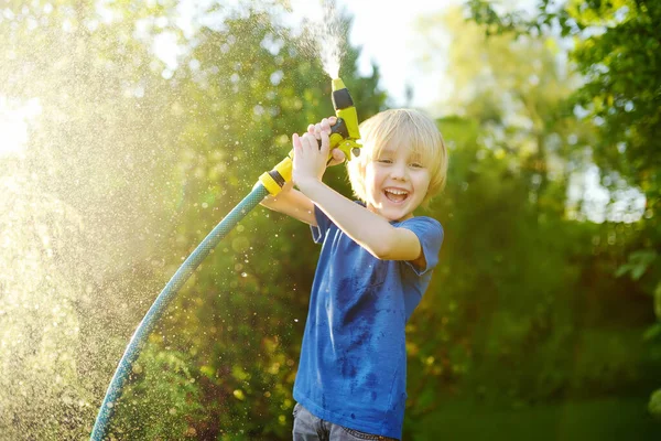 Engraçado Menino Regando Plantas Brincando Com Mangueira Jardim Com Aspersor — Fotografia de Stock