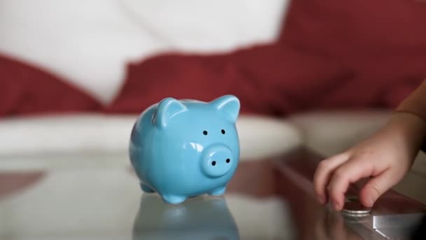 Een Kleine Jongen Die Geld Spaarpot Steekt Onderwijs Van Kinderen — Stockvideo