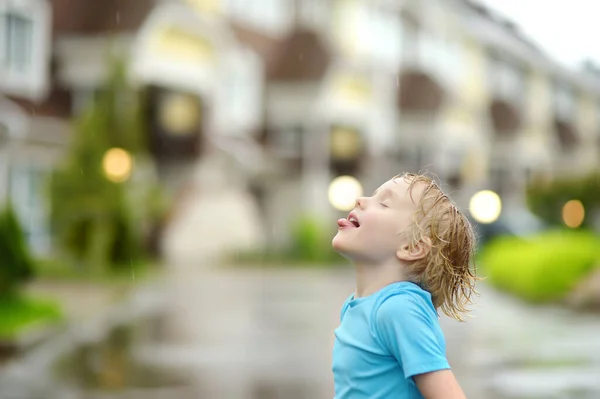 Kleine Jongen Loopt Regenachtige Zomerdag Een Klein Stadje Kind Heeft — Stockfoto