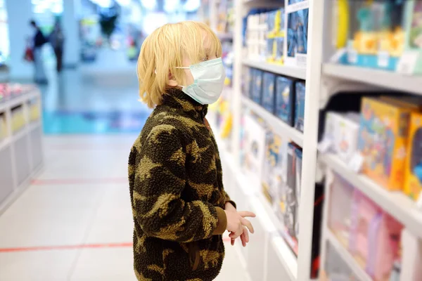 Boy Facemask Onderzoekt Goederen Vitrine Van Winkel Apotheek Het Winkelcentrum — Stockfoto