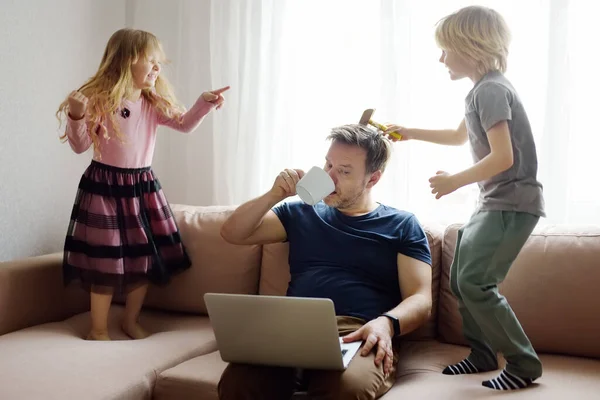 Fatigué Père Avec Ses Deux Enfants Pendant Quarantaine Concept Bureau — Photo