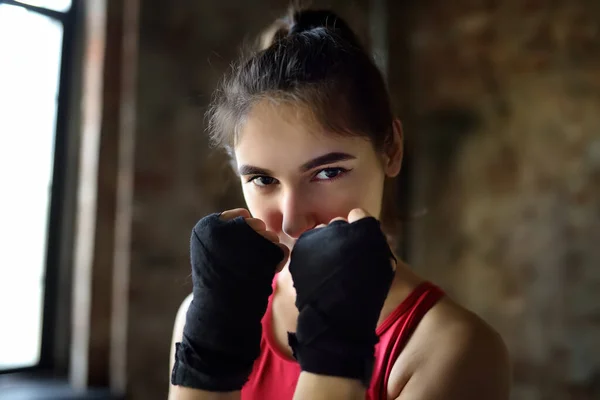 Jeune Femme Pendant Entraînement Boxe Boxeuse Faisant Remise Forme Sport — Photo