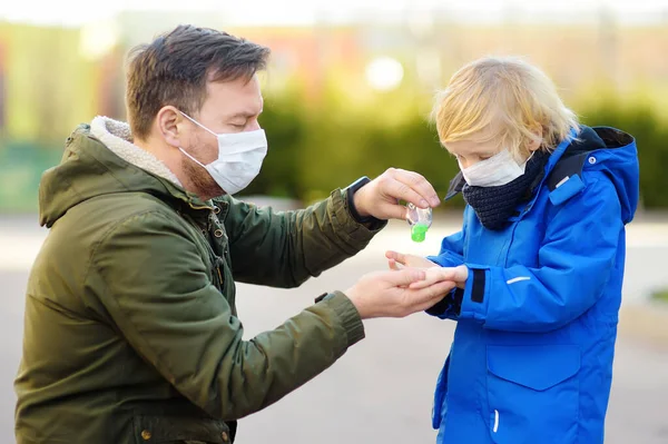在机场 超级市场或其他公共场所 戴防护面罩的男女老少可以用清洁剂消毒双手 Covid 19流行病期间的安全 新的大肠埃希菌 — 图库照片