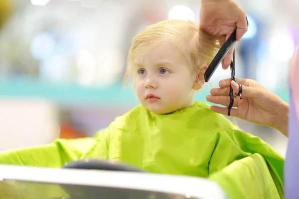 Enfant Âge Préscolaire Qui Fait Couper Les Cheveux Coiffeur Pour — Photo