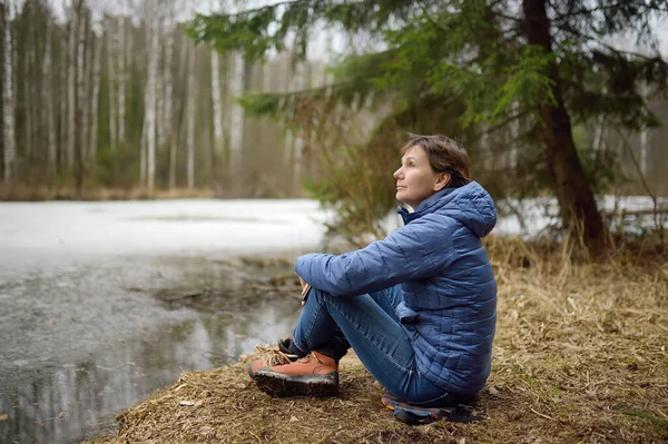 Olgun Bir Kadın Ilkbaharın Başlarında Orman Gölünün Kıyısında Dinleniyor Açık — Stok fotoğraf
