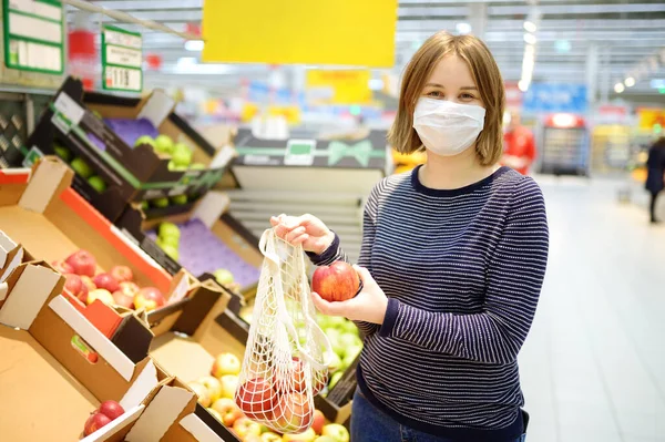 Jonge Vrouw Draagt Beschermende Medische Masker Winkelen Supermarkt Tijdens Coronavirus — Stockfoto