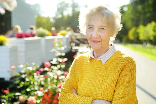 Ritratto Bella Donna Anziana Con Capelli Bianchi Ricci Signora Anziana — Foto Stock