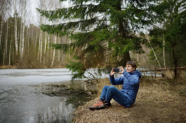 Starší Žena Odpočívá Brzy Jaře Břehu Lesního Jezera Osoba Fotí — Stock fotografie