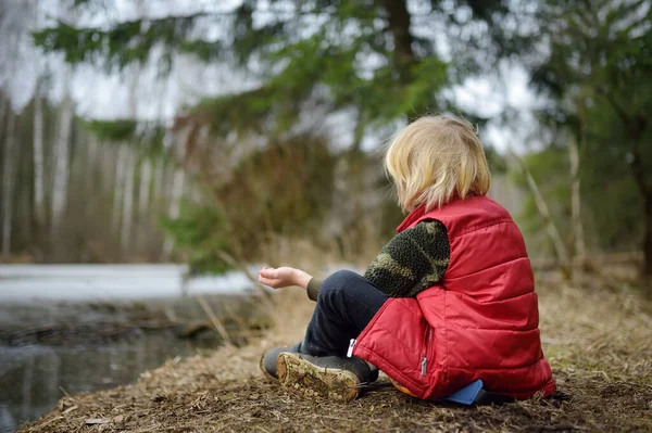 Niño Pequeño Que Relaja Orilla Del Lago Del Bosque Primavera —  Fotos de Stock