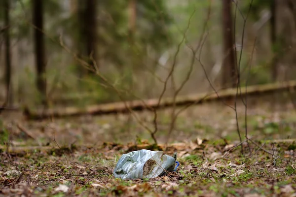 Stara Plastikowa Butelka Leży Lesie Śmieci Lesie Zanieczyszczenie Środowiska Problemy — Zdjęcie stockowe