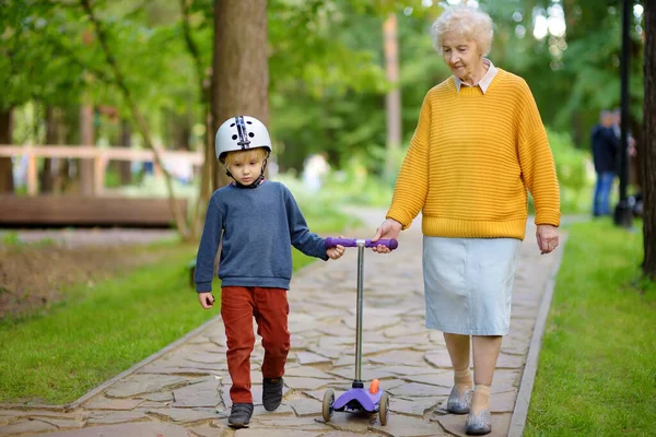 Krásná Babička Její Vnoučátko Spolu Chodí Podzimního Parku Chlapec Jezdí — Stock fotografie