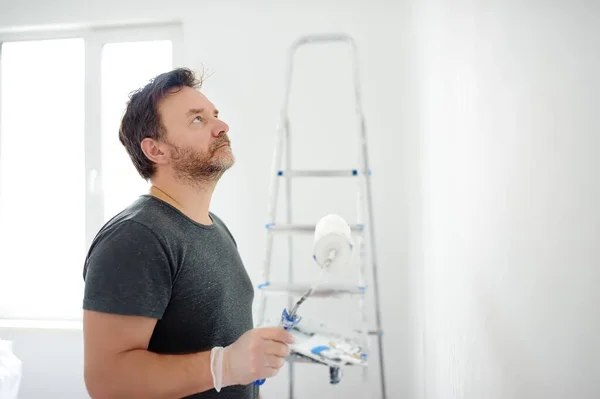 Portrait Bel Homme Mature Faisant Des Réparations Dans Appartement Personne — Photo
