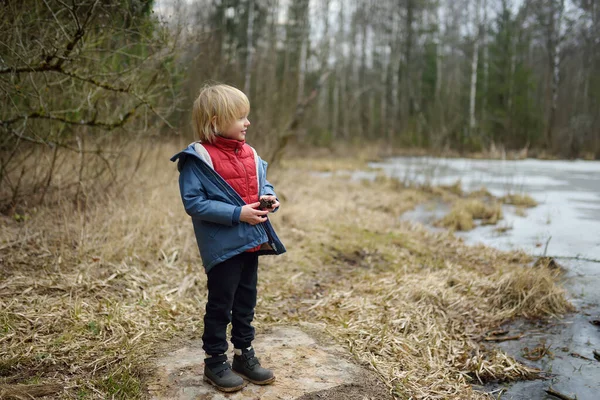 Kleine Jongen Die Oever Van Het Bosmeer Speelt Vroege Lentedag — Stockfoto