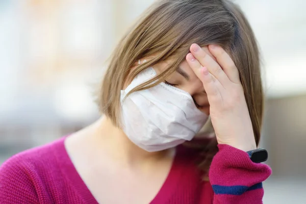 Jonge Vrouw Met Een Beschermend Gezichtsmasker Straat Veiligheid Tijdens Covid — Stockfoto