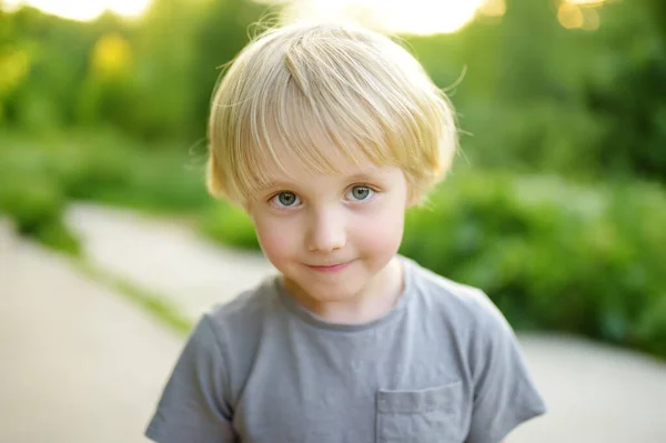 Retrato Lindo Niño Preescolar Rubio Ojos Verdes Niño Caminando Parque —  Fotos de Stock