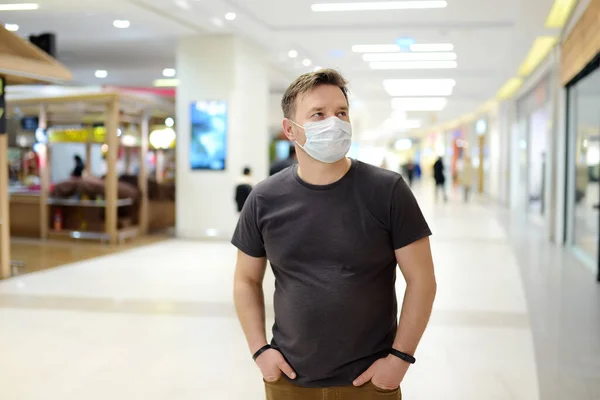 Человек Маске Аэропорту Супермаркете Другом Общественном Месте Время Эпидемии Коронавируса — стоковое фото