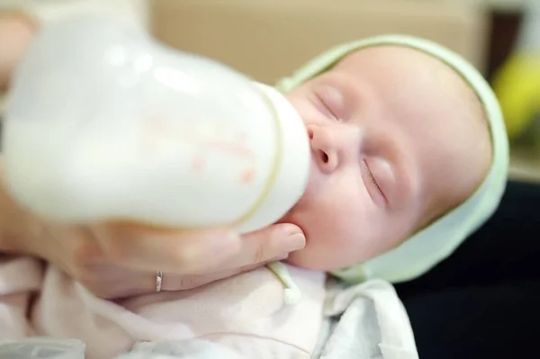 Newborn Baby Girl Her Mother Arms Mom Feeding Offspring Milk — Stock Photo, Image